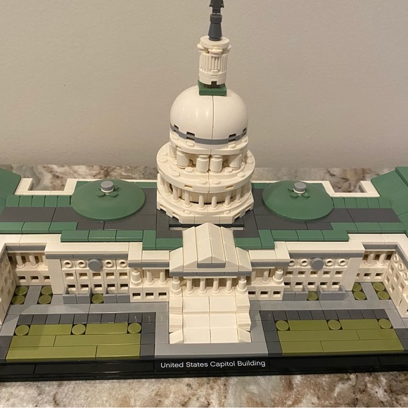 Retired Lego Architecture United States Capitol Building 21030 - Picture 5 of 5